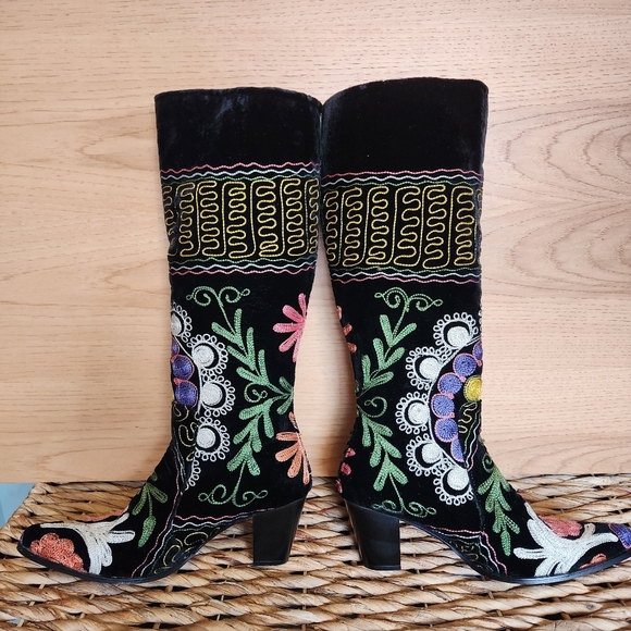 WOMEN'S SUZANI BLACK VELVET HAND EMBROIDERED STATEMENT KNEE BOOTS SIZE 8.5 / 39 - Picture 4 of 16